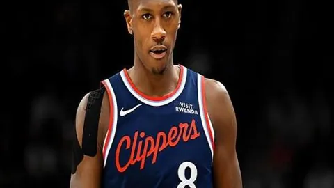 南京苏酒勇夺CBA胜利，登顶排行榜首位。